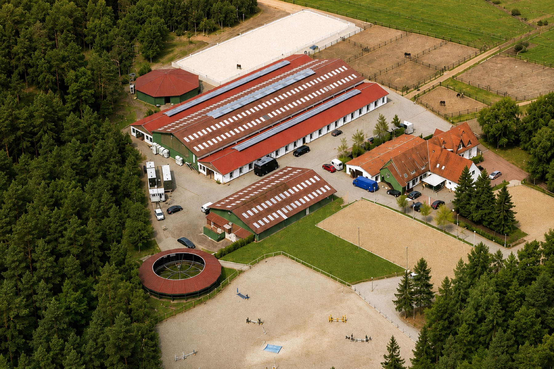 Luftbild der Reitsportanlage Radesforder Hof mit Reithallen, Führanlage und Springplatz